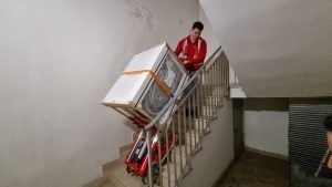 transport d'un appareil ménager dans les escaliers