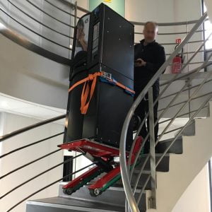 Transport sur les escaliers en colimaçon d'un distributeur automatique