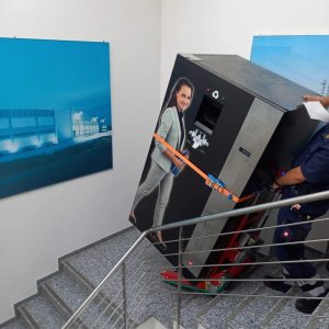 Transport d'un distributeur automatique avec le monte-escalier électrique Zonzini