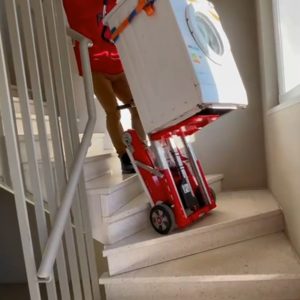 transport d'un lave-linge dans les escaliers avec le diable d'escalier Buddy Lift Plasmoid