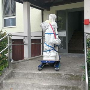 Transport sur l'escalier d'une statue non couverte