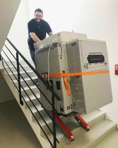 Transport d'un photocopieur lourd et volumineux dans les escaliers