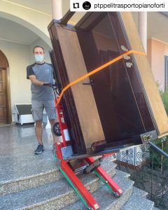 Transport d'un piano sur un escalier en marbre