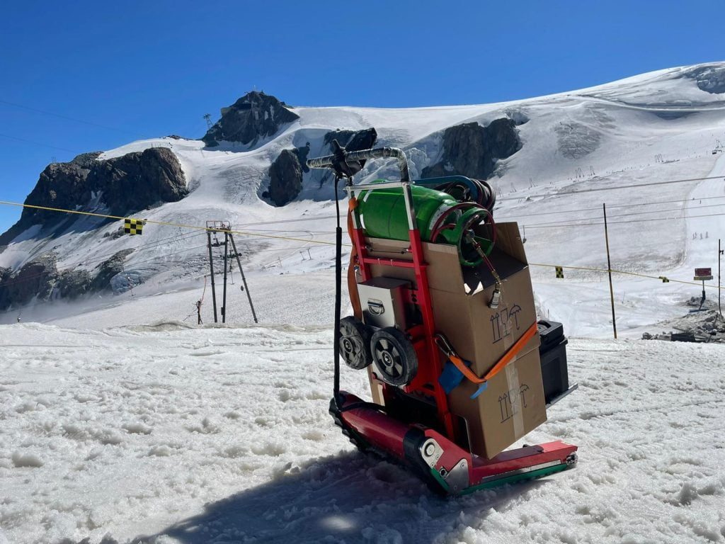 Transport de matériel lourd dans la neige