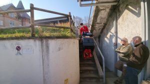 Transport d'un photocopieur sur des escaliers extérieurs